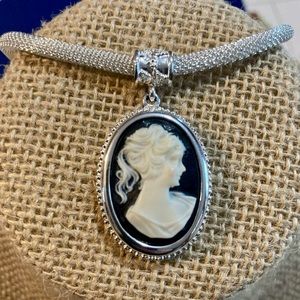 NWOT 1928 CLASSIC COLLECTION SIGNATURE BLACK FROST CAMEO PENDANT